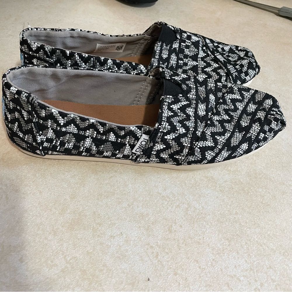 Tom’s women’s Slip on shoes size 9.5 Aztec chevron black gray